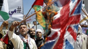 حرق الفلسطينيون نسخ طبق الأصل عن الأعلام الإسرائيلية والبريطانية خلال تجمع حاشد قبيل الذكرى 66 للنكبة في رفح في جنوب قطاع غزة، الأربعاء، 14 مايو، 2014 (تصوير: سعيد الخطيب / أ ف ب).