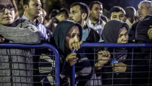 ناس أمام المستشفى في انتظار الأخبار من أقاربهم 14 مايو 2014. 201 شخصا على الاقل قتلوا وبقي مئات آخرين محاصرين تحت الارض بعد انفجار وحريق في منجم للفحم في اقليم غرب تركيا مانيسا، AFP PHOTO / BULENT KILIC