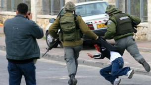 الجيش الاسرائيلي يعتقل فلسطينيا، صورة توضيحية (Olivier Fitoussi/Flash90)