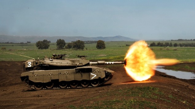 دبابة من دبابت الجيش الاسرائيلي اثناء تدريب في هضبة الجولان 2008 (Neil Cohen/IDF Spokesperson's Unit via Wikimedia Commons)