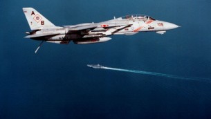 من البحرية الأمريكية طاءرة F-14B  تستعد لإجراء الهبوط على متن حاملة الطائرات يو اس اس جورج واشنطن (CVN 73)اثناء تجري السفينة عمليات الطيران في الخليج الفارسي  24 نوفمبر 1997. (photo credit: DoD/Lt. Bryan Fetter, US Navy)
