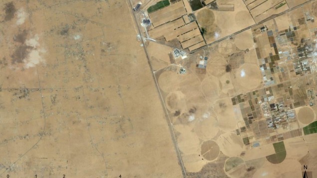 الحدود الاسرائيلية ظاهرة بوضوح مع صحراء سيناء المصرية (©2012 Google, Mapa GISrael, ORION-ME, Imagery ©2012 Cnes/Spot Image, DigitalGlobe, GeoEye, US Geological Survey)