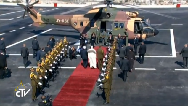 البابا يسير على السجاد الاحمر في بيت لحم متجها الى تل ابيب (screen capture: CTV) البابا يسير على السجاد الاحمر في بيت لحم متجها الى تل ابيب (screen capture: CTV)