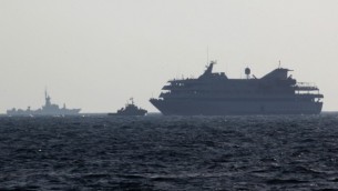 الاسطول الاسرائيلي يرافق المافي مرمرة الى ميناء اشدود 31 مايو 2010  (photo credit: Kobi Gideon/Flash90)