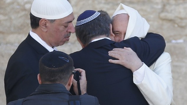 البابا فرانسيس يعانق صديقيه الحميمين المسلم واليهودي في حائط المبكى 26 مايو 2014 (توماس كوكس / أ ف ب)