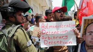 تجمع محتجين للتظاهر دعما للأسرى الفلسطينيين المضربين عن الطعام في السجون الاسرائيلية في مخيم العروب للاجئين الفلسطينيين، شمالي مدينة الخليل بالضفة الغربية  31 مايو عام 2014. AFP PHOTO / حازم بدر