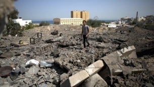 رجل فلسطيني يمشي بين انقاض غارة جوية على غزة June 16, 2014 ( AFP/MOHAMMED ABED)