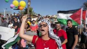 متظاهرة  عربية تصرخ شعارات خلال تجمع حاشد تضامنا مع الأسرى الفلسطينيين المحتجزين في السجون الاسرائيلية وضد عملية الجيش الإسرائيلي للبحث عن المفقودين المراهقين الإسرائيليين الثلاثة في 27 يونيو 2017 في أم الفحم   AFP PHOTO/AHMAD GHARABLI