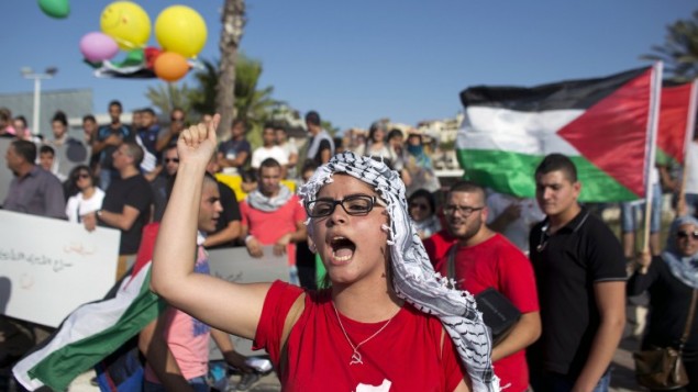 متظاهرة  عربية تصرخ شعارات خلال تجمع حاشد تضامنا مع الأسرى الفلسطينيين المحتجزين في السجون الاسرائيلية وضد عملية الجيش الإسرائيلي للبحث عن المفقودين المراهقين الإسرائيليين الثلاثة في 27 يونيو 2017 في أم الفحم   AFP PHOTO/AHMAD GHARABLI