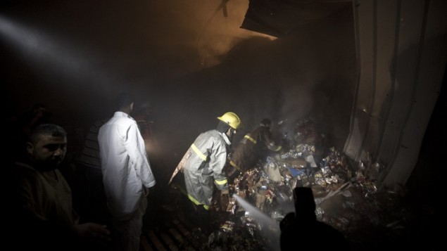 مدنيون ورجال اطفاء فلسطينين يتفحصون الخراب بعد غارة اسرائيلية على غزة June 20, 2014. ( Mahmud Hams/AFP) مدنيون ورجال اطفاء فلسطينين يتفحصون الخراب بعد غارة اسرائيلية على غزة June 20, 2014. ( Mahmud Hams/AFP)