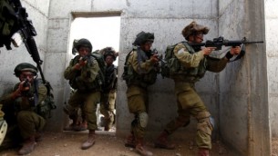 جنود في الجيش الاسرائيلي اثناء مناورة تدريبية (Edi Israel/Flash90)