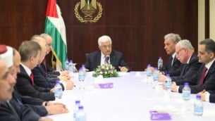 رئيس السلطة الفلسطينية محمود عباس في لقاء مع وزراء حكومته الجديدية ٢ مايو ٢٠١٤ (عصام ريماوي/ ٢٠١٤)
