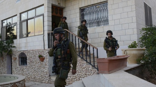 جنود اسرائيليون بعد تفتيش بيت في مخيم الجلبون قضاء الخليل June 16, 2014 -IDF spokesperson/Flash90 جنود اسرائيليون بعد تفتيش بيت في مخيم الجلبون قضاء الخليل June 16, 2014 -IDF spokesperson/Flash90