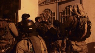 الجيش الاسرائيلي اثناء عمليات التفتيش في مخيم بلاطة قضاء نابلس June 18, 2014 ( IDF Spokesperson/FLASH90)