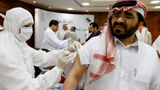 رجل يحصل على ابرة تحصين في الخليج العربي (من شاشة اليوتوب)