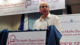 وزير الدفاع موشي يعالون في جامعة تل ابيب ٢٠١٣ (بعدسة اريئل حرموني)