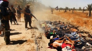 14 يونيو 2014 متشددين من دولة العراق الإسلامية وبلاد الشام (داعش) يبدو وانهم يعدمون معارضيهم  AFP/HO/Welayat Salahuddin