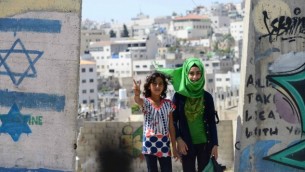 طفلتان فلسطينيتان في الخليل  June 24, 2014. ( Mendy Hechtman/FLASH90)