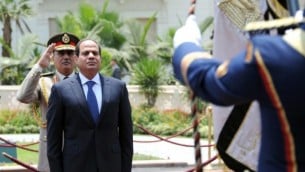الرئيس المنتخب عبد الفتاح السيسي خلال استعراض حرس الشرف و مراسم تسليم السلطة في القاهرة، 8 يونيو 2014. (AFP / الرئاسة المصرية)