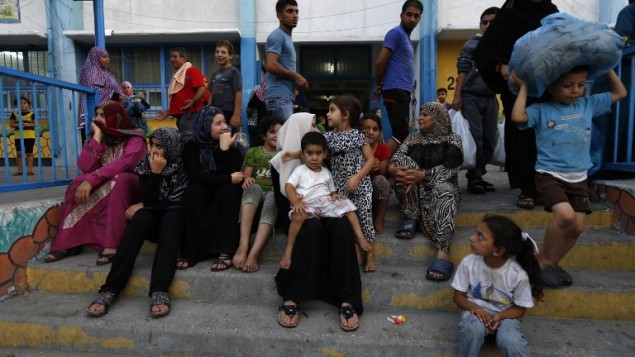 الفلسطينيون يجدون مأوى في مدرسة للأمم المتحدة بعد اخلاء منازلهم بالقرب من الحدود في مدينة غزة يوم 13 يوليو 2014 AFP PHOTO / MOHAMMED ABED الفلسطينيون يجدون مأوى في مدرسة للأمم المتحدة بعد اخلاء منازلهم بالقرب من الحدود في مدينة غزة يوم 13 يوليو 2014 AFP PHOTO / MOHAMMED ABED