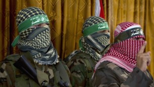 أبو عبيدة ، والناطق الرسمي باسم حركة المقاومة الفلسطينية كتائب عز الدين  القسام، الجناح العسكري لحركة حماس، في مؤتمر صحفي عقده يوم 3 يوليو 2014، في مدينة غزة AFP/Mohammed Abed