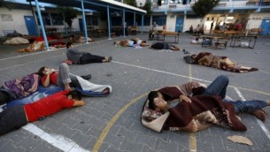 فلسطينيون ينامون في ساحة مدرسة للامم المتحدة في بيت لاهيا ١٥ يونيو (أ ف ب)