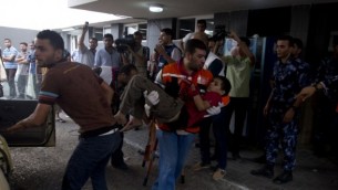 طفل فلسطيني جريح بعد القصف على شجاعية 20 يناير 2014 (أ ف ب)