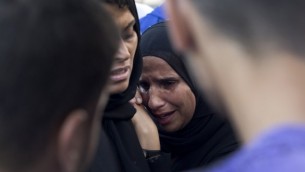 فلسطينيون يرثون وفاة الأقارب  خارج المشرحة في مستشفى الشفاء في مدينة غزة،  21 يوليو 2014 AFP/MAHMUD HAMS