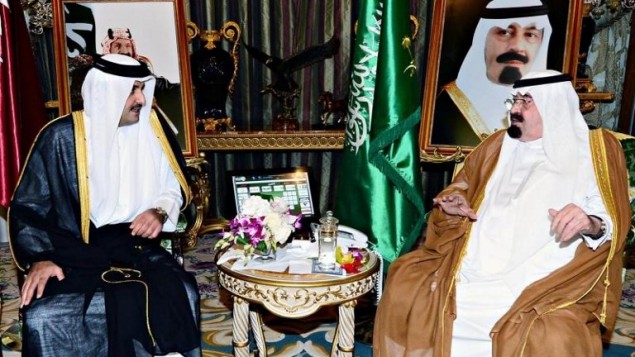 صورة صادرة عن وكالة الأنباء السعودية (واس)  22 يوليو 2014 اجتماع العاهل السعودي الملك عبد الله بن عبد العزيز آل سعود مع أمير قطر، الشيخ تميم بن حمد آل ثاني في الرياض.( AFP PHOTO / HO / SPA)