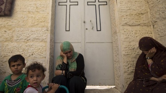 النساء والأطفال الفلسطينيين المشردين يجدون مأوى في كنيسة الروم الأرثوذكس  في مدينة غزة 23 يوليو 2014 . AFP PHOTO / MAHMUD HAMS