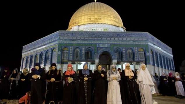 نساء فلسطينيات يشرعن باقامة صلاة التراويح أمام قبة الصخرة في حرم المسجد الأقصى في البلدة القديمة في القدس دعما للفلسطينيين في غزة 23 يوليو 2014،AFP PHOTO / AHMAD GHARABLI
