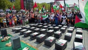 صناديق تحمل الأعلام والأسماء الفلسطينية لاشخاص قتلوا خلال الصراع الدائر في غزة، خلال مظاهرة ضد العملية العسكرية الإسرائيلية في غزة ودعما للشعب الفلسطيني،  27 يوليو 2014 في مركز روتردام . AFP PHOTO / ANP MARTEN VAN DIJL **NETHERLANDS OUT**