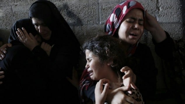 بنات  حسن بكر، 60 عاما ،  خلال جنازته في مدينة غزة، 22 يوليو 2014.  AFP PHOTO / MOHAMMED ABED
