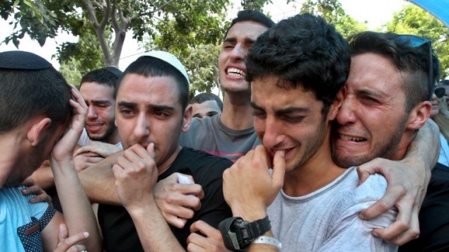 أقارب وأصدقاء الجندي الاسرائيلي تال يفراح البالغ من العمر 21 عاما ، من لواء غولاني الذي قتل في تبادل لإطلاق النار في 21 يوليو، في قطاع غزة، ريشون لتسيون ، بالقرب من تل أبيب AFP PHOTO/GIL COHEN-MAGEN
