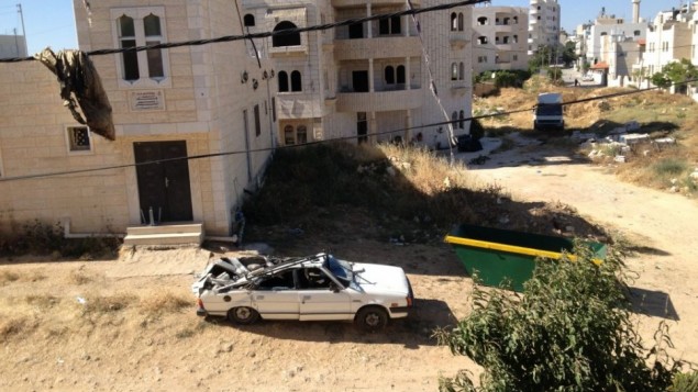 سيارة حطمت جراء وقوع حاءط بعد الانفجار في منزل عائلة ابو عيشة (بعدسة الحانان ميلر/ طاقم تايمز أوف إسرائيل)