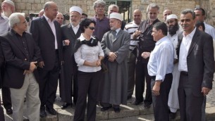 لجنة المتابعة واعضاء الكنيست العرب في زيارة الى الاقصى ٢٠٠٩ (فلاش ٩٠)