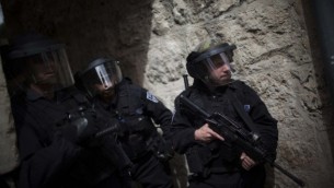 صورة توضيحية لشرطة الحدود تدخل الحرم الشريف Yonatan Sindel/Flash90