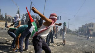 ماثم فلسطيني يرمي الحجارة اثناء اشتباكات مع الشرطة الاسرائيلية في شعفاط بعد مقتل محمد ابو خضير (سليمان خضر/ فلاش ٩٠)