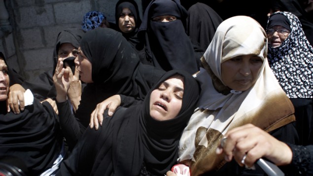 نساء من عائلة معمر اثناء جنازة قريبهم الناشط في حركة حماس بعد مصرعه نتيجة غارة جوية اسرائيلية ١٤ يوليو ٢٠١٤ (فلاش ٩٠)