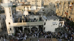 يجري الفلسطينيون صلاة عيد الفطر في مسجد الفاروق الذي دمر قبل أسبوع في غارة عسكرية اسرائيلية على رفح، جنوب قطاع غزة، 28 يوليو Abed Rahim Khatib/Flash90