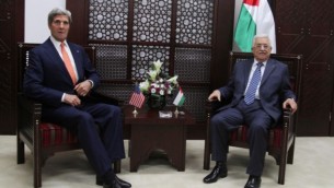 وزير الخارجية الامريكية جون كيري في لقاء رئيس السلطة الفلسطينية محمود عباس الاربعاء 23 يوليو 2014 (عصام ريماوي/ فلاش 90)