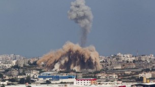 صورة للجهة الاسرائيلية للحدود مع غزة تظهر الدخان يصعد من قطاع غزة في اليوم الثاني من العملية العسكرية 9 يوليو 2014 (يوناتان سنايدل/ فلاش 90)