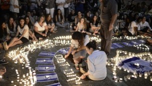 شبان وشابات اسرائيليون يضون الشموع حدادا على موت الشبان في تل ابيب الاثنين ٣٠ يونيو (فلاش ٩٠)