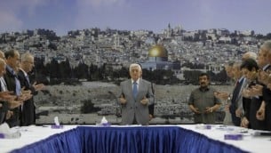 رئيس السلطة الفلسطينية محمود عباس يقرأ الفاتحة في بداية جلسة الحكومة 9 يوليو 2014 (أ ف ب/ عباس مومني)