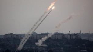 صورة من الحدود الجنوبية بين اسرائيل وغزة, تظهر صاروخ أطلق من قطاع غزة يوم الجمعة 11 يوليو 2014 (مناحم كهانا/ أ ف ب)