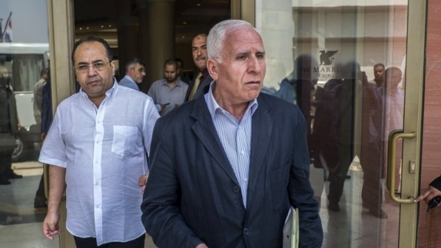 رئيس الوفد الفلسطيني فتح عزام الأحمد (R) وأعضاء الوفد في الفندق حيث تجري المفاوضات مع وسطاء المخابرات المصرية بهدف التوسط لإنهاء النزاع في غزة 12 أغسطس2014 في العاصمة المصرية، القاهرة. AFP PHOTO / KHALED DESOUKI