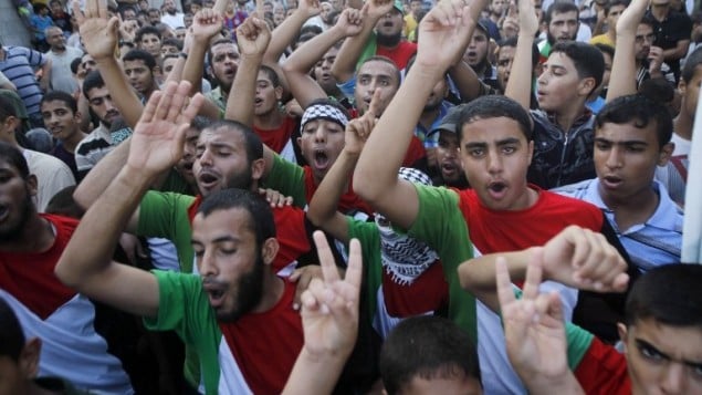 فلسطينيون من أنصار حركة حماس  أثناء مظاهرة في رفح في جنوب قطاع غزة.  17 أغسطس 2014  AFP PHOTO / SAID KHATIB