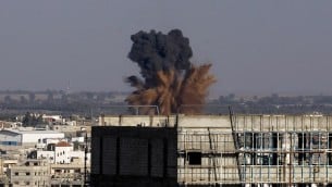 دخان بعد غارة جوية اسرائيلية في رفح في جنوب قطاع غزة، 19 آب، 2014.  AFP PHOTO / SAID KHATIB