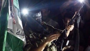مسلح فلسطيني يطلق طلقة في الهواء اثناء الاحتفالات في مدينة غزة 26 أغسطس 2014 للاحتفال باتفاق وقف إطلاق النار  بين إسرائيل وحماس AFP/ROBERTO SCHMIDT