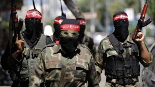 مقاتلوا الشعبية لتحرير فلسطين اثناء مؤتمر صحفي في مدينة غزة  27 أغسطس، 2014. AFP PHOTO / MOHAMMED ABED